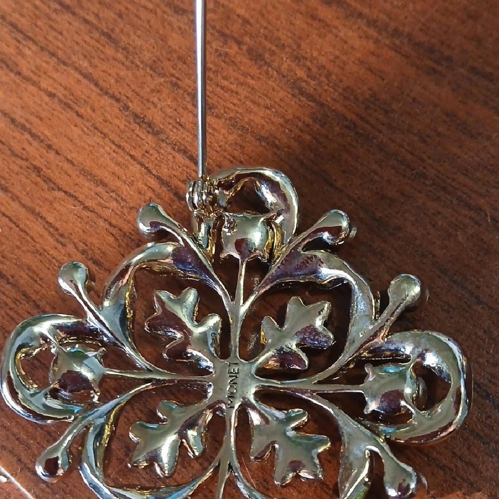Elegant Gold and Red Brooch - Picture 2 of 2